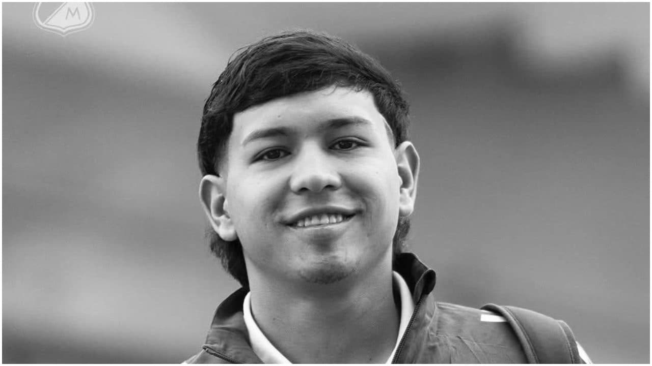 Santiago Castrillón è morto a 18 anni dopo un malore in campo: tragedia nel calcio colombiano