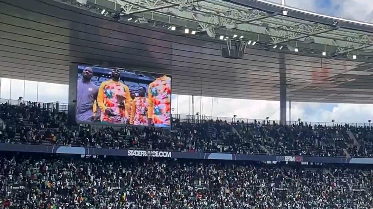 L'ultima provocazione del Senegal: allo Stade de France sfoggia il trofeo della Coppa d'Africa