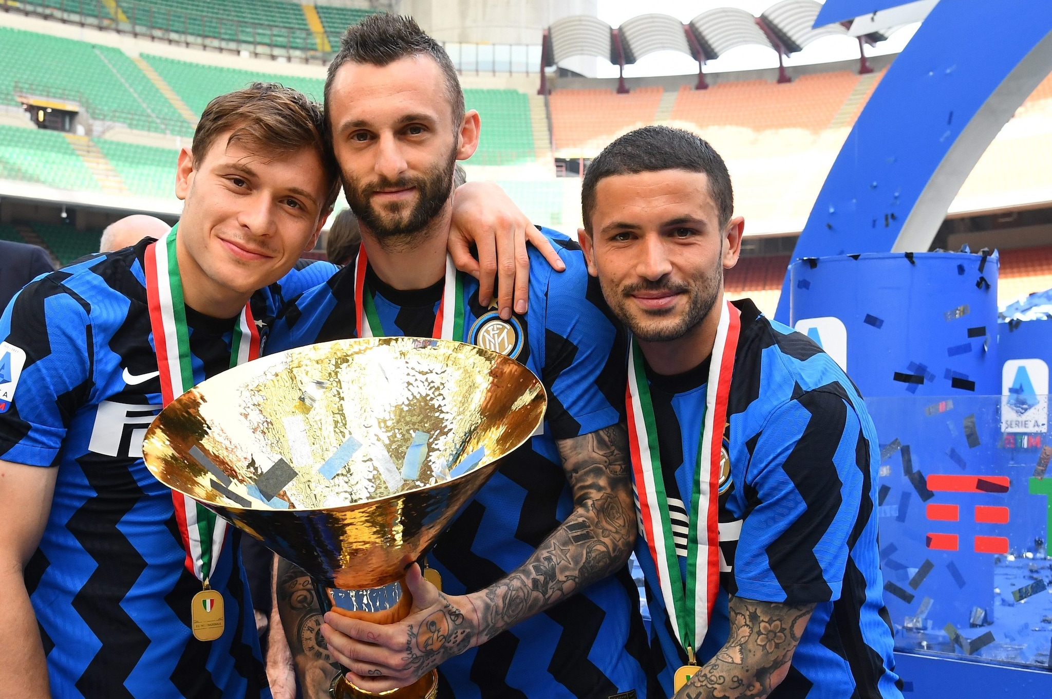 Stefano Sensi col trofeo dello Scudetto 2021 vinto con l’Inter: con lui Barella e Brozovic