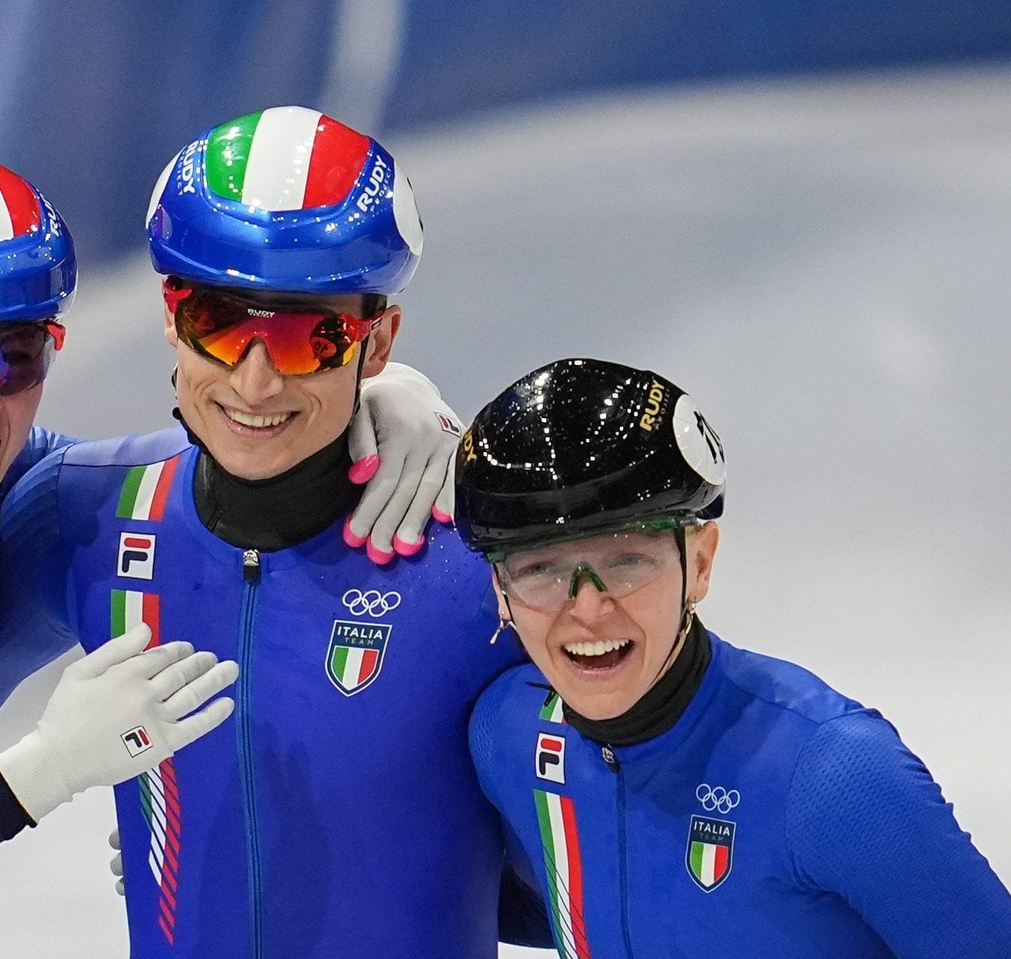 Pietro Sighel felice con Arianna Fontana appena dopo aver vinto l’oro nella staffetta mista alle Olimpiadi 2026