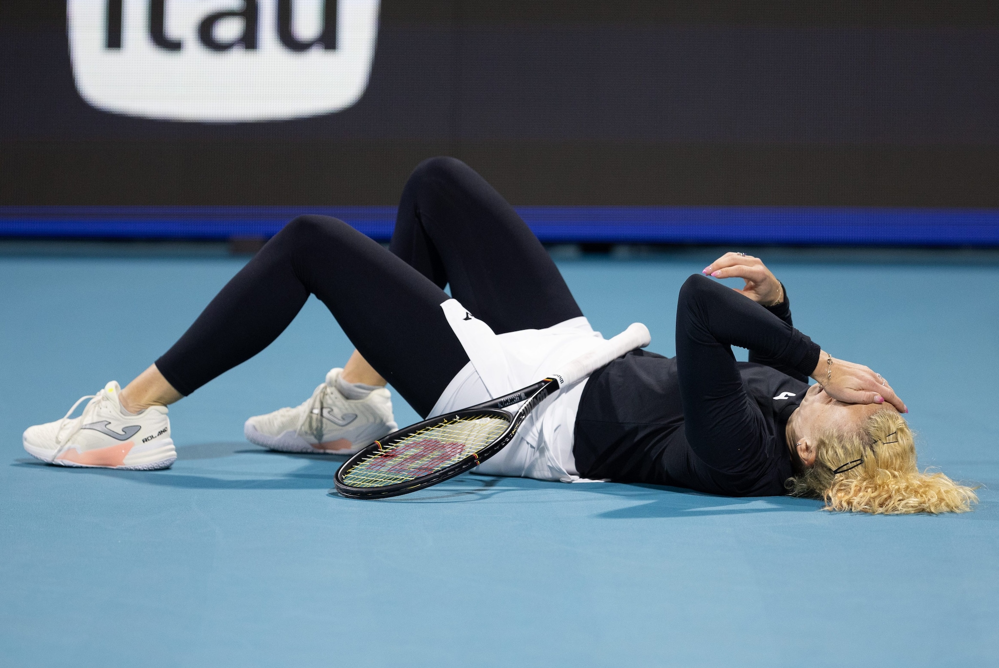 Katerina Siniakova a terra dopo essere scivolata sul match point per Camila Osorio a Miami
