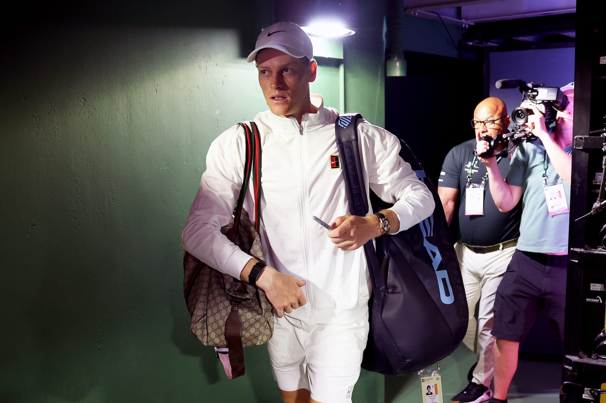 Jannik Sinner entra in campo a Indian Wells prima del match vinto contro Joao Fonseca