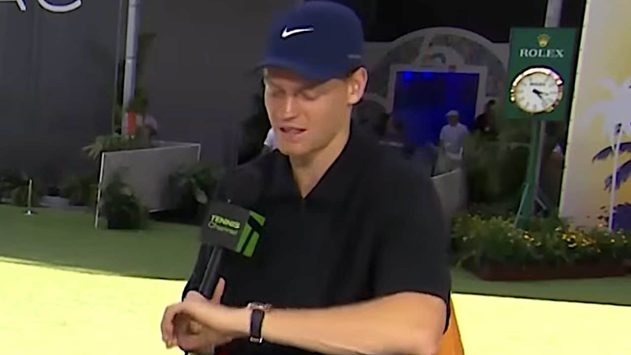 Jannik Sinner scappa via durante l'intervista a Miami, c'è Italia-Irlanda del Nord: "Scusate"