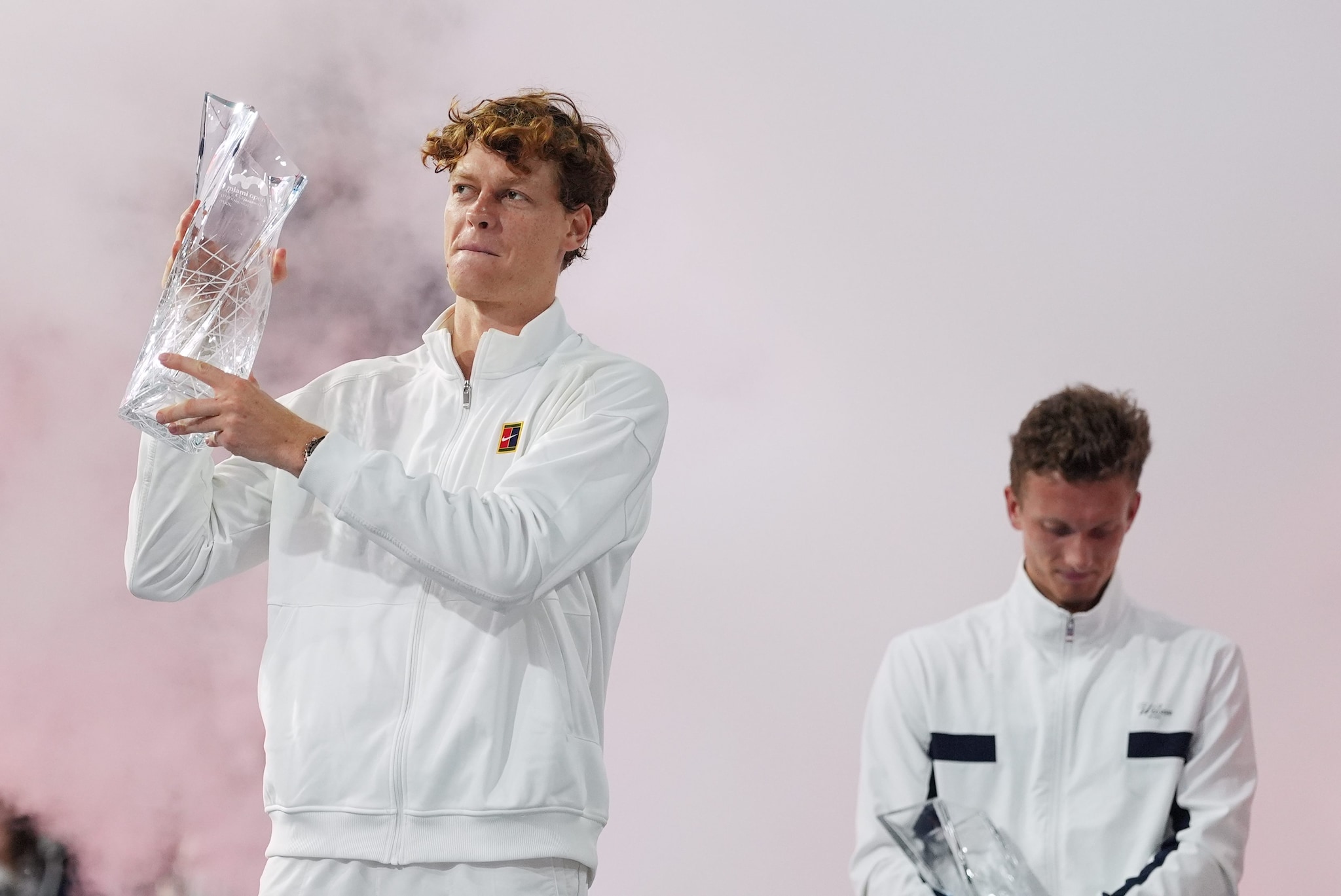 Jannik Sinner con il trofeo del Miami Open, alle sue spalle Jiri Lehecka.