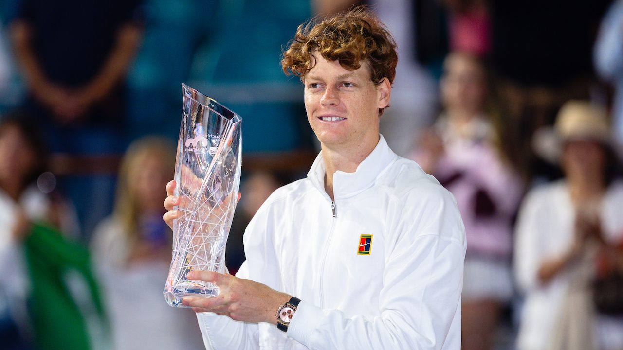 Jannik Sinner con il trofeo del torneo di Miami.