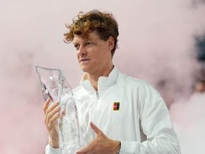 Jannik Sinner è diventato ingiocabile al servizio: cosa vuol dire battere a 45 centimetri dalla riga