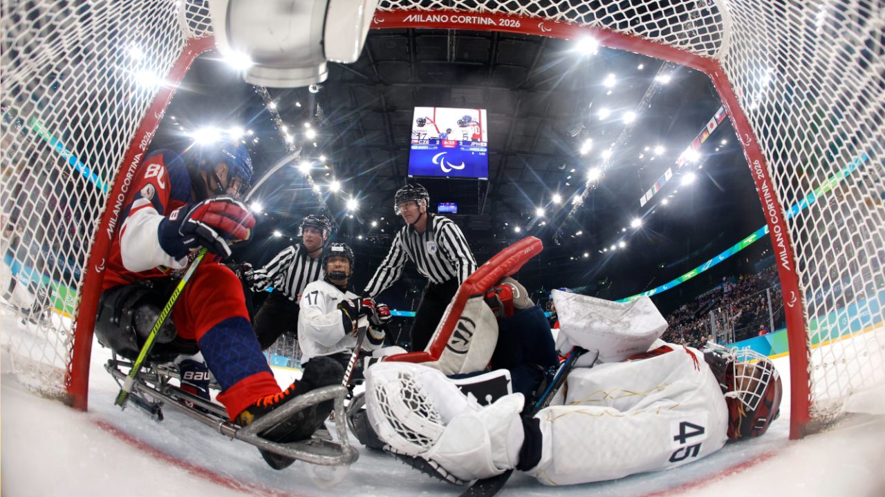 Tutti pazzi per lo sledge hockey, che cos'è il nuovo fenomeno della Paralimpiadi che diverte il pubblico