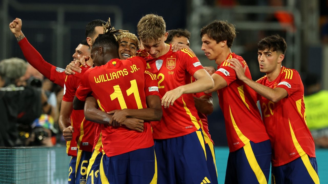 La Spagna esulta dopo un gol.