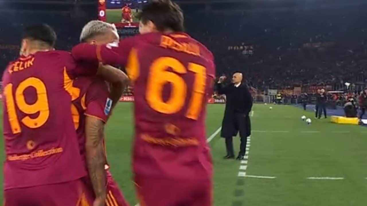 Cos'è successo dopo il gol di Wesley in Roma-Juve: Spalletti entra in campo, battibecco con Ndicka