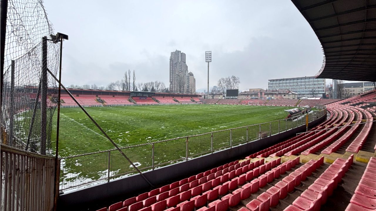 Il fatiscente stadio di Zenica: il campo si preannuncia in pessime condizioni