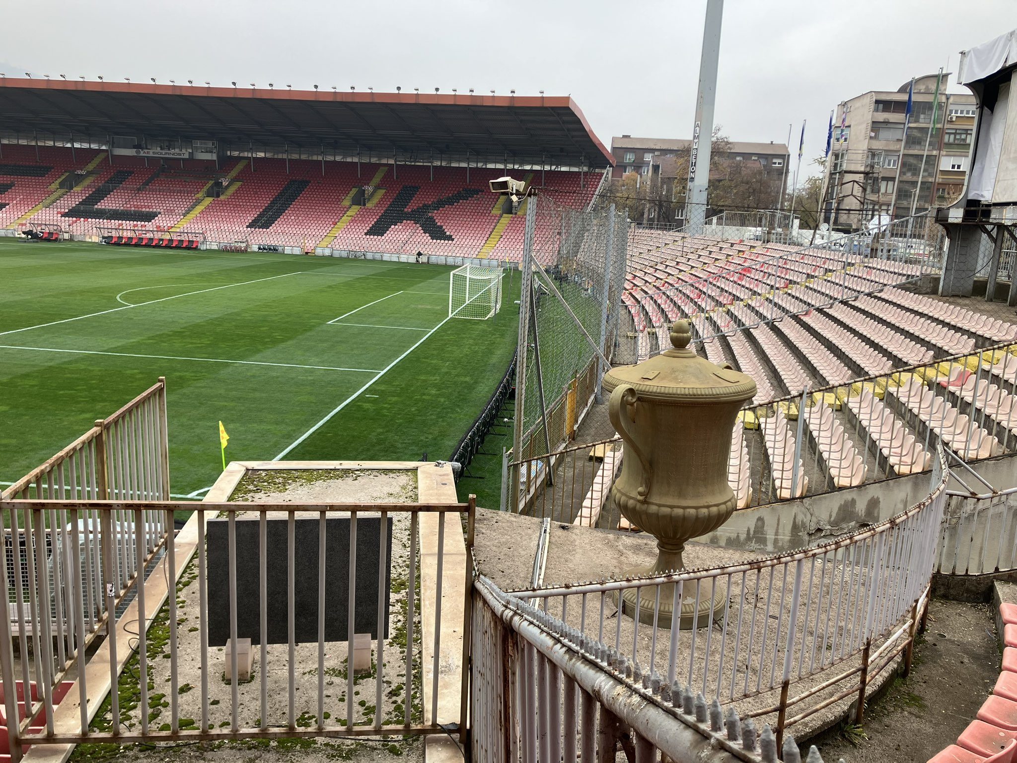 Lo stadio di Zenica ospita 11 mila tifosi ma sarà ridotto a 8 mila per sanzioni Fifa