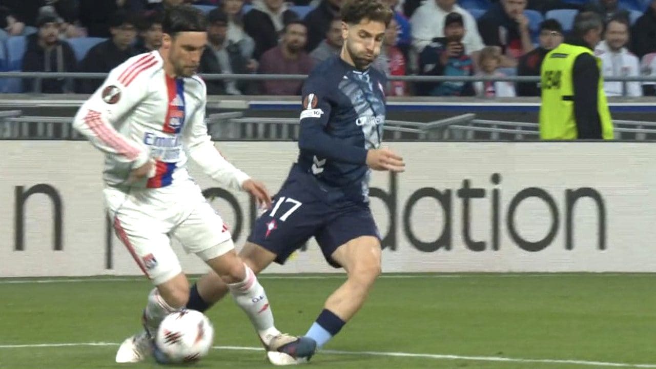 Clamoroso fallo in area su Javi Rueda in Lione-Celta, ma il bosniaco Peljto e il VAR non vedono nulla