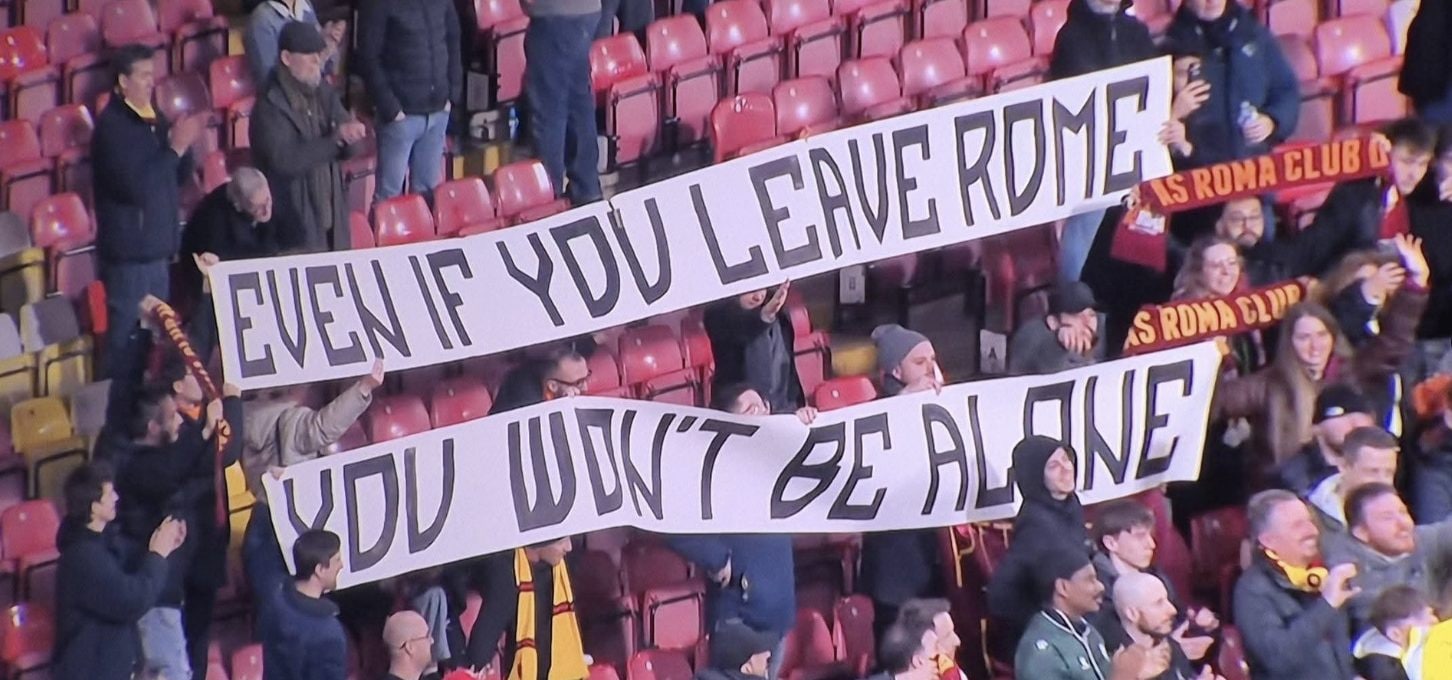 I tifosi della Roma hanno esposto uno striscione per Bove