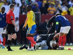 Un tifoso fa invasione di campo e Mbappé lo difende dalla sicurezza: il gesto sorprende tutti