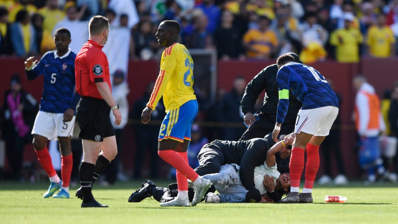 Un tifoso fa invasione di campo e Mbappé lo difende dalla sicurezza: il gesto sorprende tutti