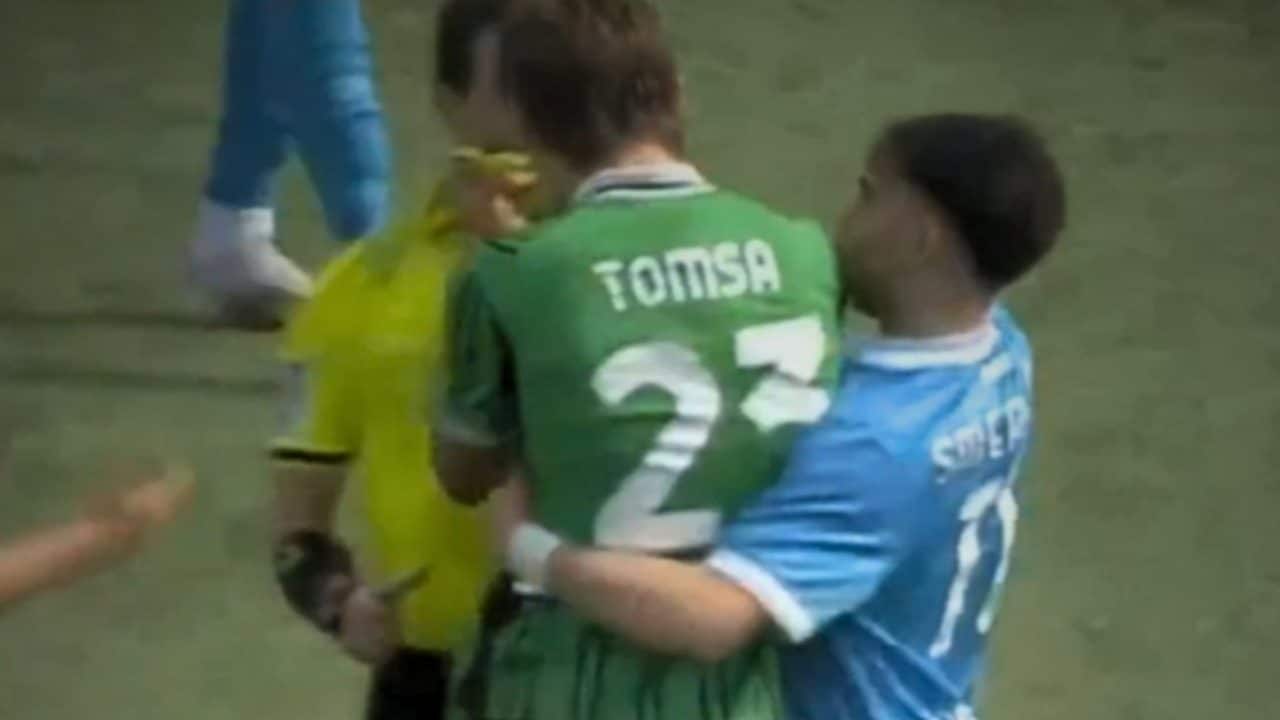 Tomsa strattona e spinge l'arbitro dopo l'espulsione, la condanna del Sassuolo: "Inaccettabile"