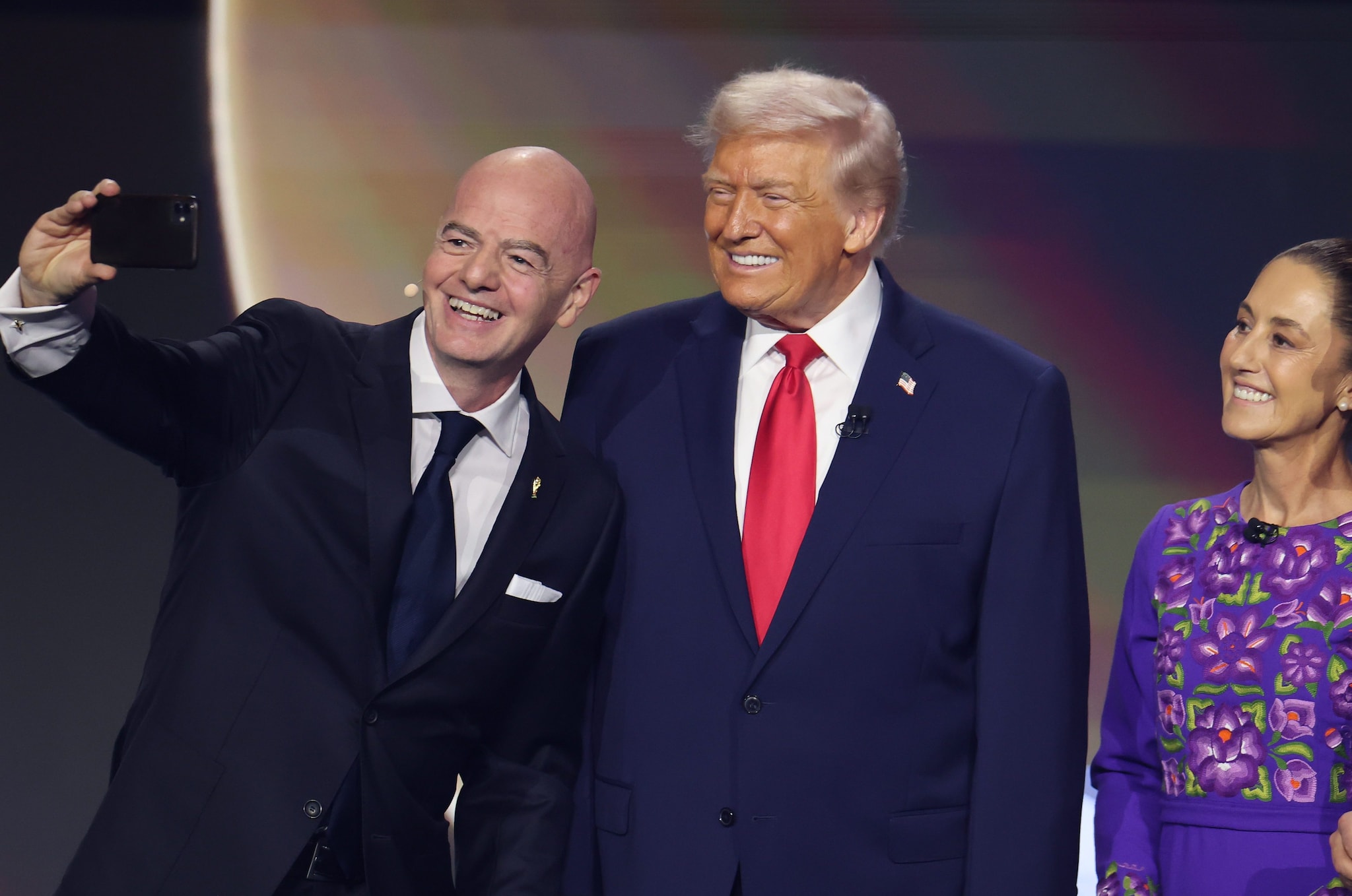 Gianni Infantino scatta un selfie con Donald Trump: l’asse tra i due è granitico