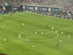 Stati Uniti e Belgio in campo con maglie di colori simili: i tifosi sugli spalti non li distinguono