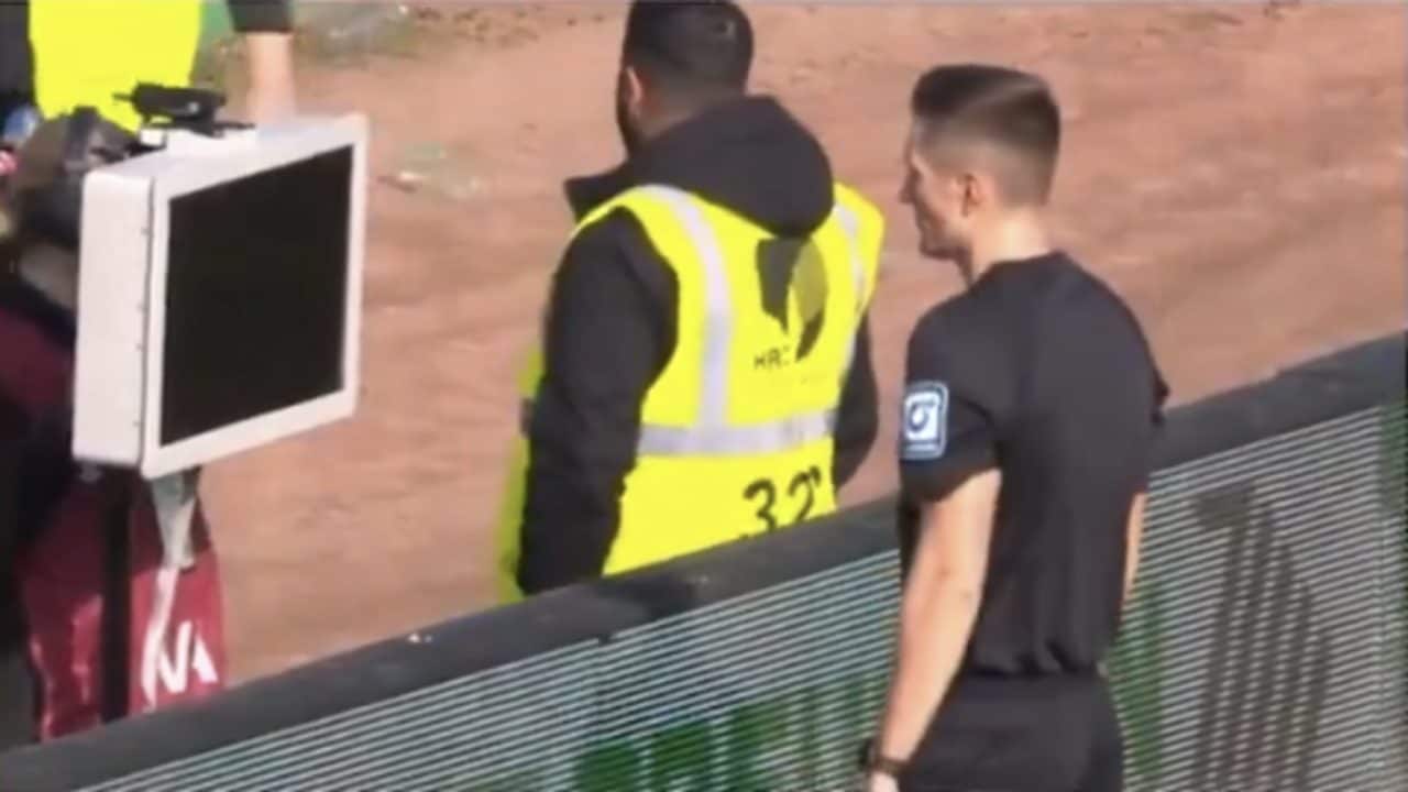 Gli ultras sabotano il VAR, il monitor non si accende più: l'arbitro assegna il rigore alla cieca
