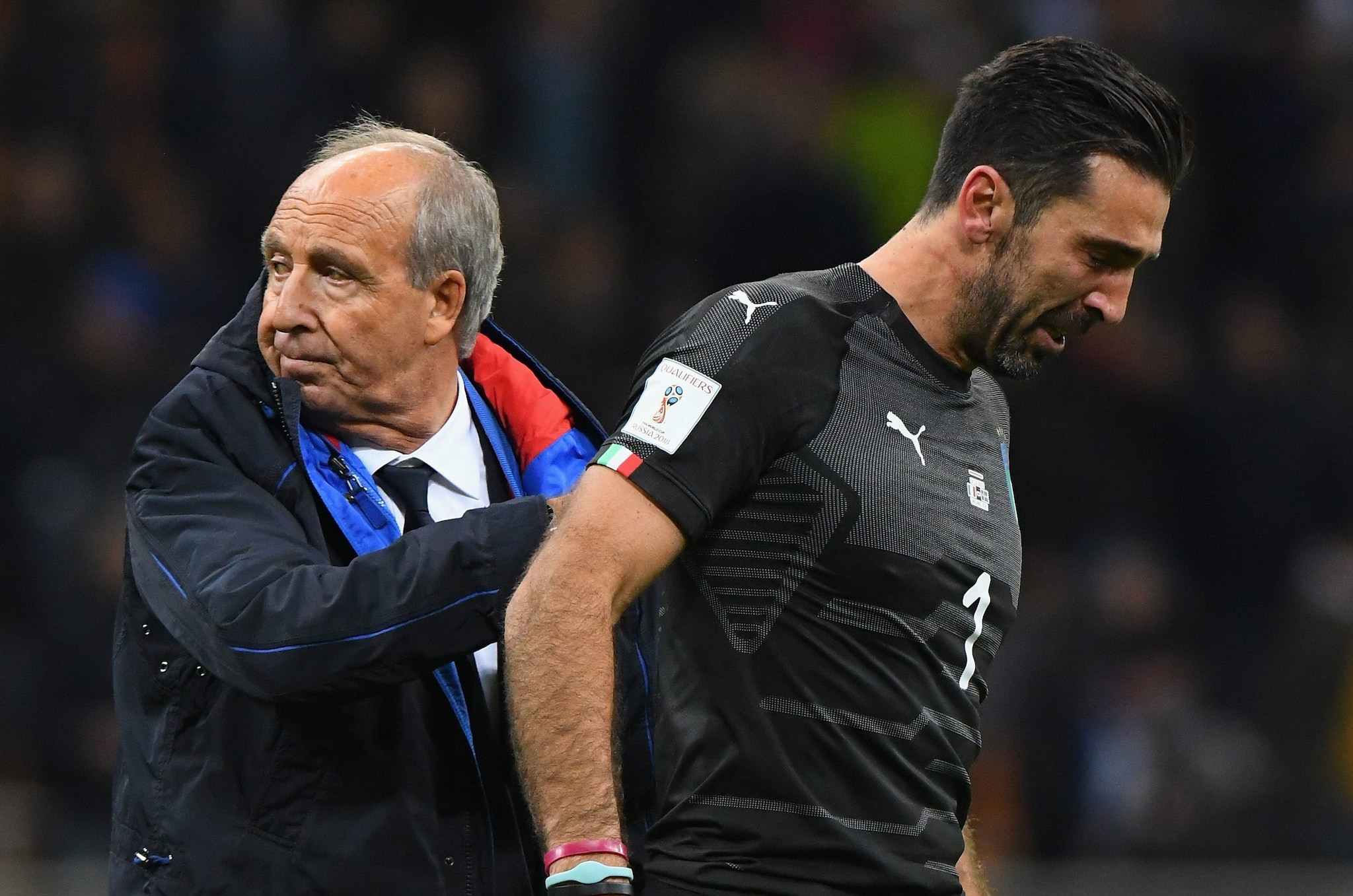 Gian Piero Ventura con Gigi Buffon dopo lo 0–0 di Italia–Svezia che escluse gli azzurri dai Mondiali 2018