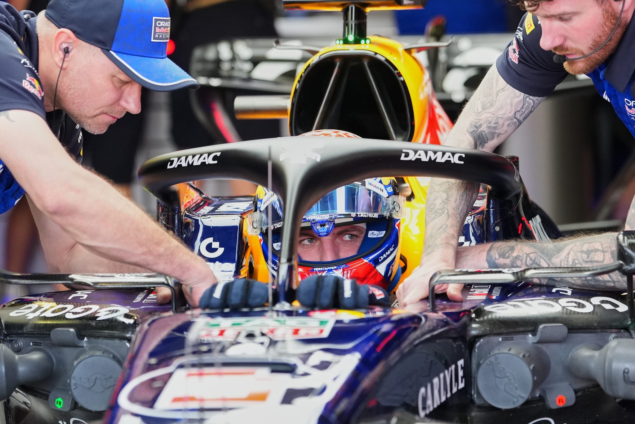 Max Verstappen al box della Red Bull nel circuito di Melbourne: feeling ai minimi storici