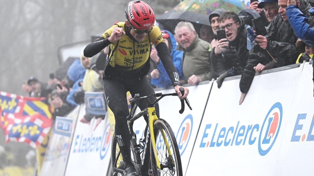 Vingegaard vince la tappa 4 della Paris-Nice nel gelo: giacca al contrario e collant doppi