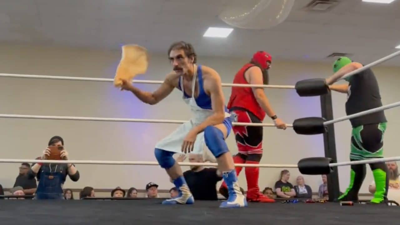 Luigi mette KO gli avversari lanciandogli una pizza: il wrestler che marcia sugli stereotipi italiani