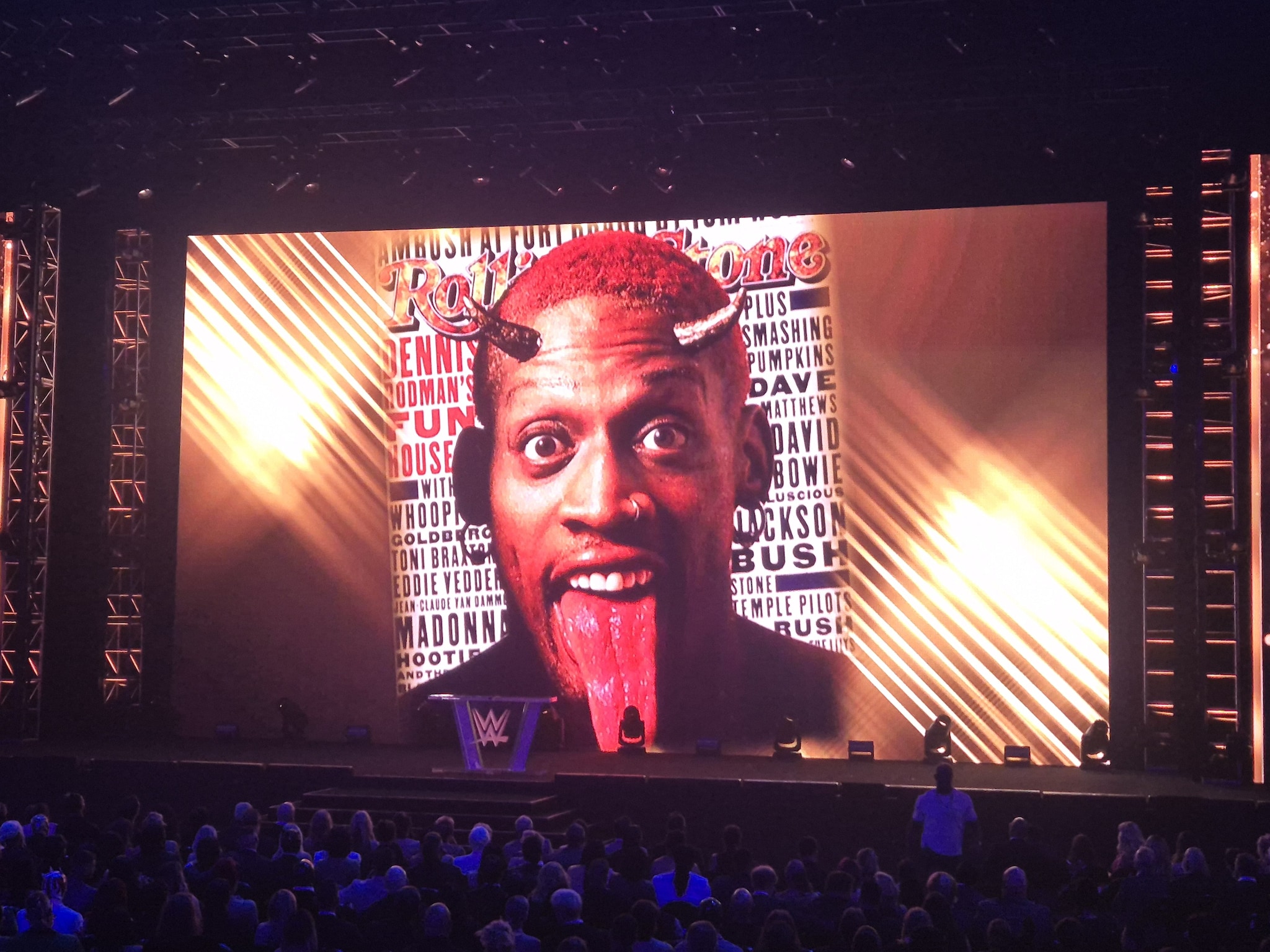 Dennis Rodman nella Hall of Fame WWE: prima fa l'imitazione di Hulk Hogan poi fugge dal palco