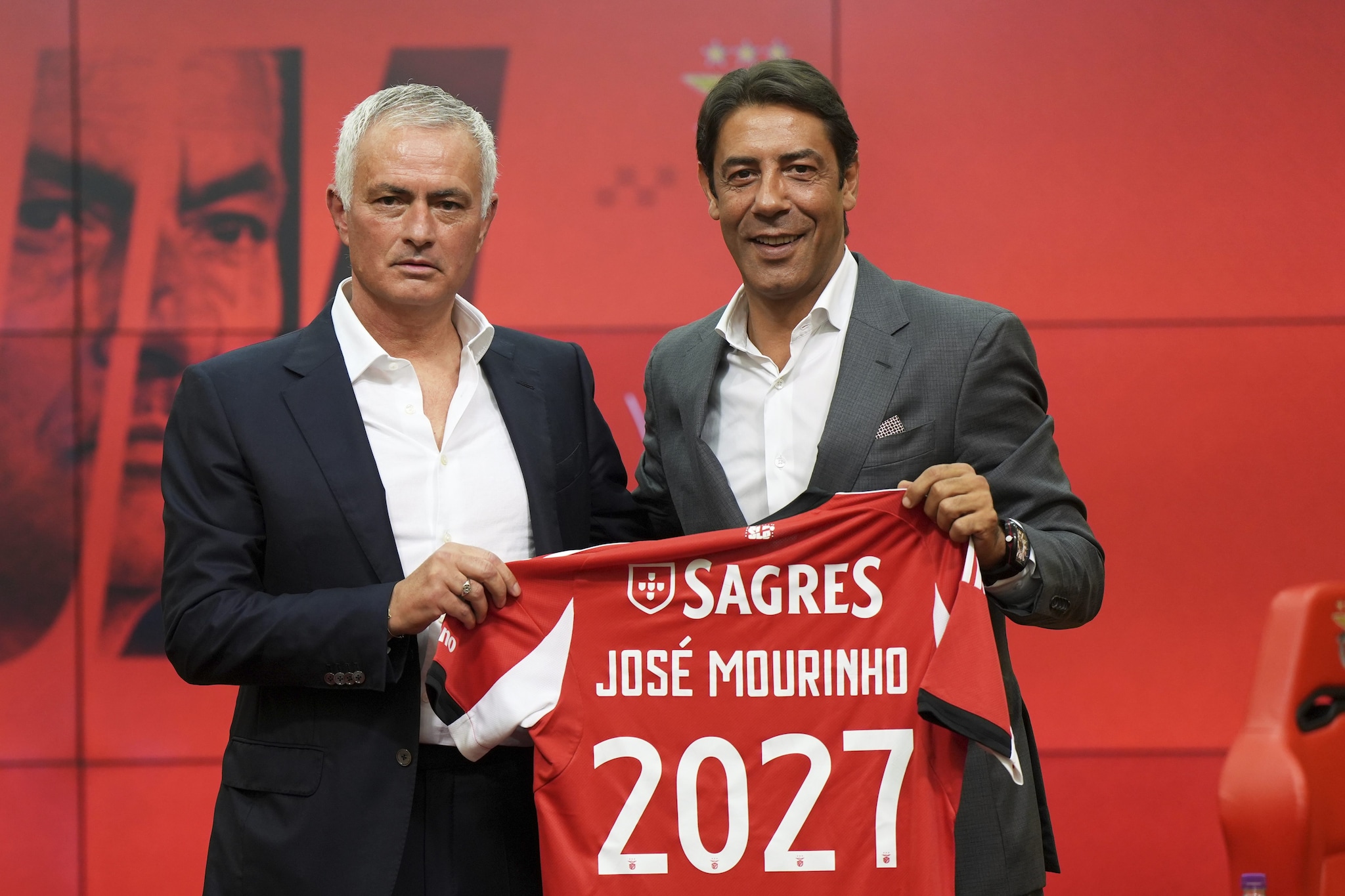 Manuel Rui Costa con José Mourinho in occasione dell’arrivo dello Special Onew al Benfica lo scorso settembre