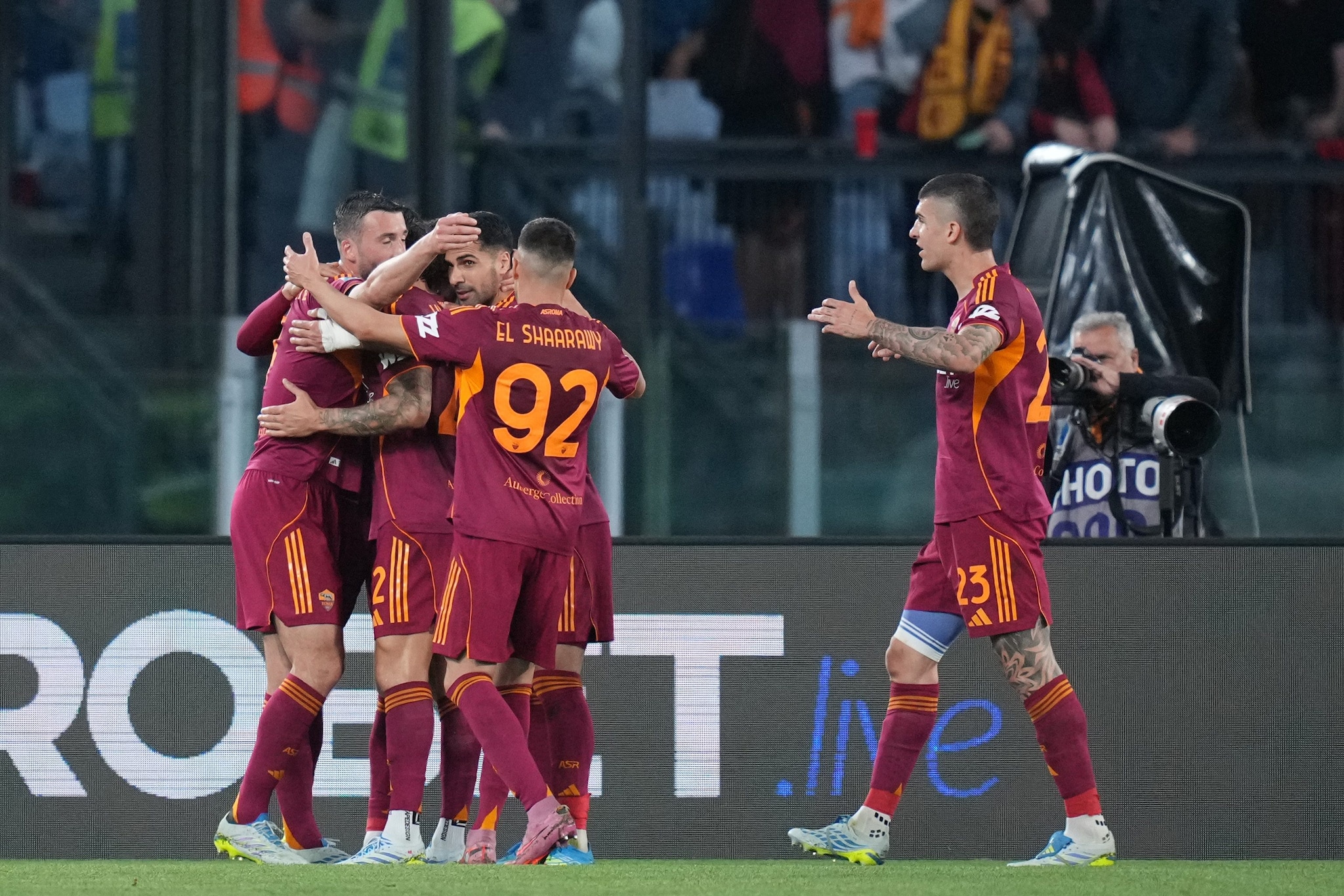 La Roma festeggia il gol del pareggio siglato da Hermoso contro l’Atalanta