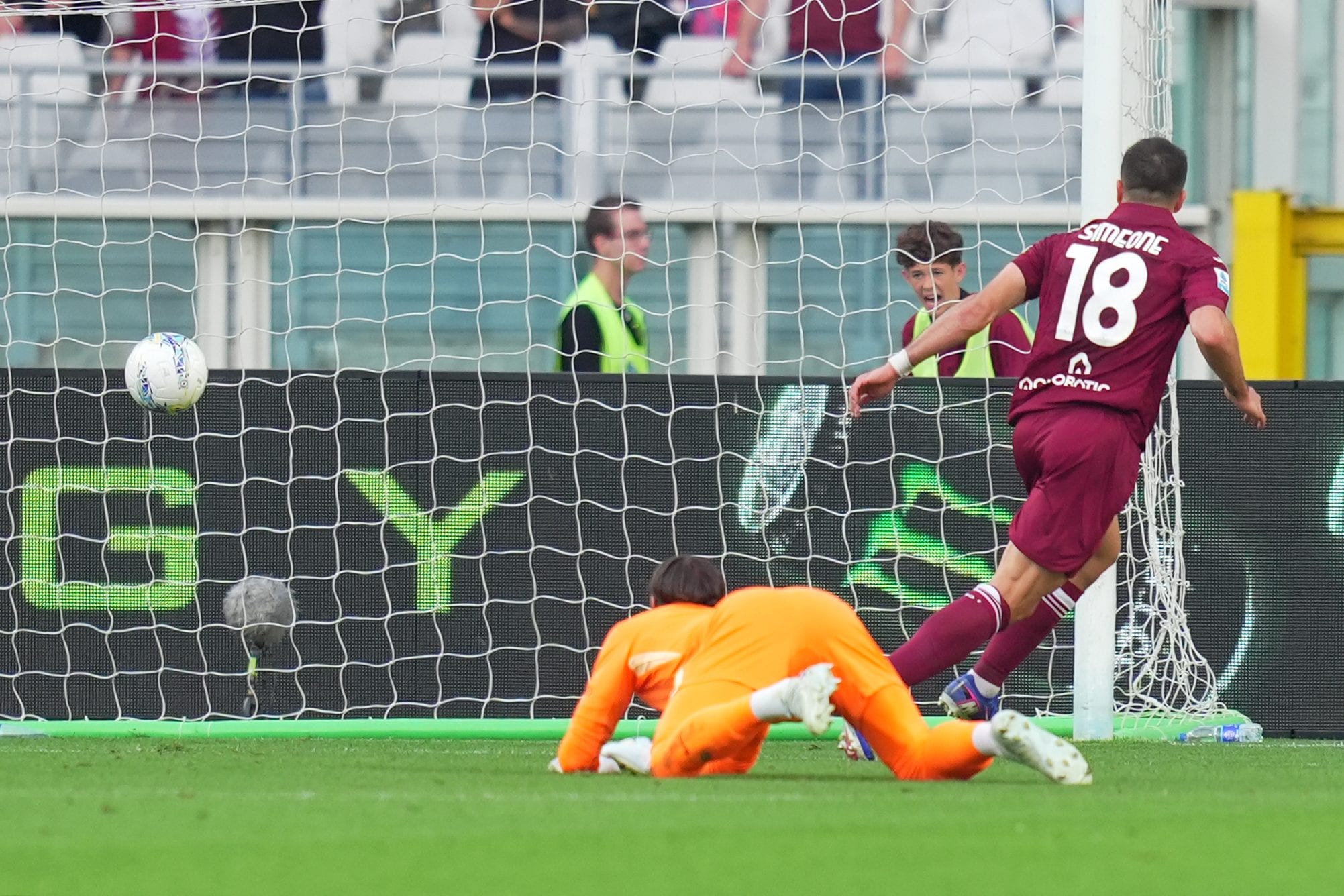 Simeone segna il gol che riapre la partita