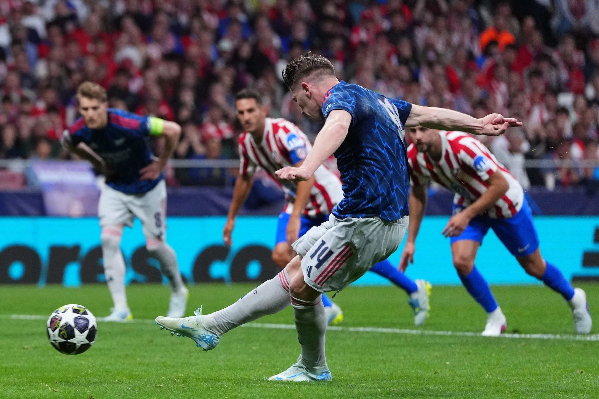 Gyokeres segna il rigore che porta in vantaggio l’Arsenal