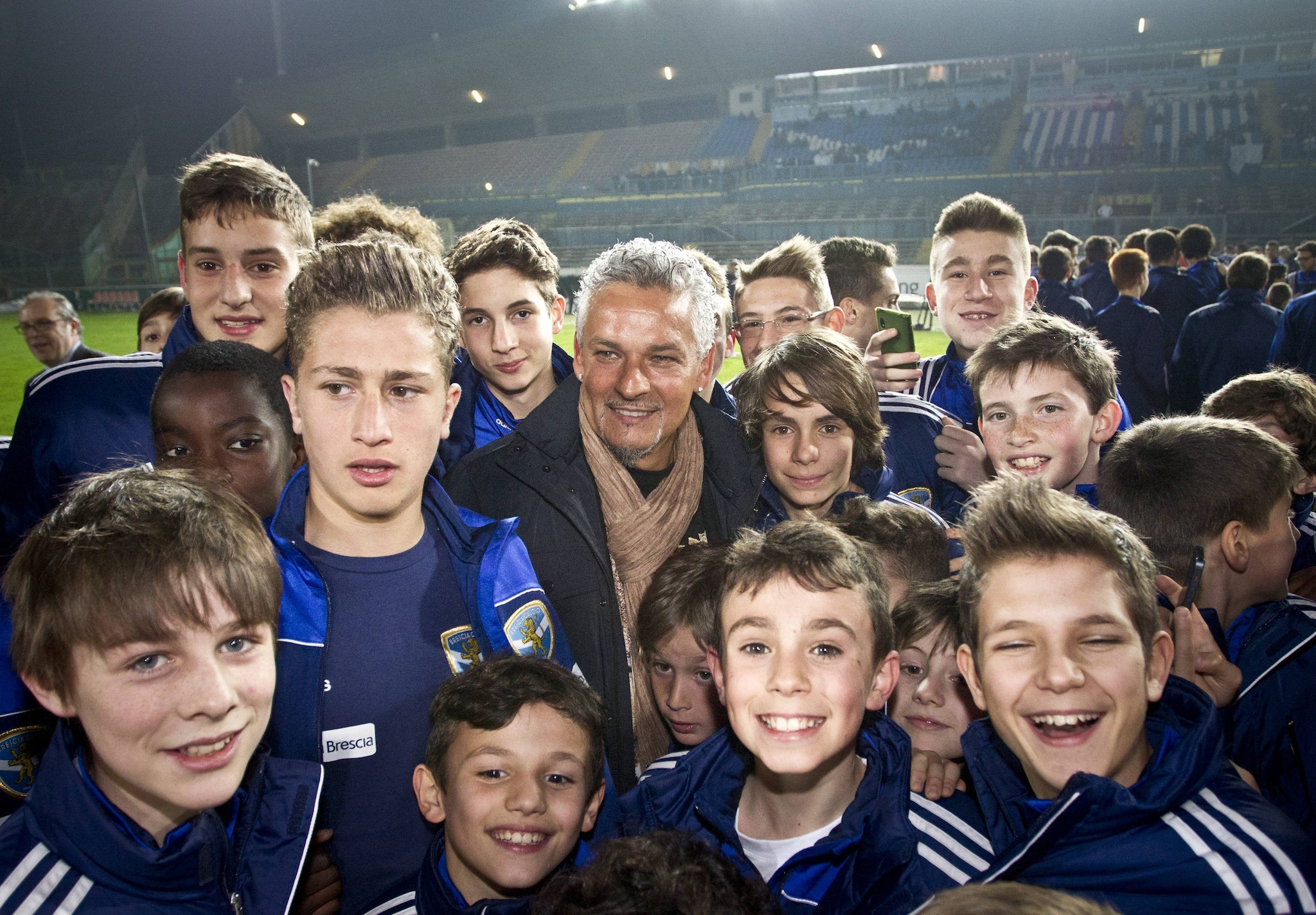 Roberto Baggio ai tempi della FIGC circondato dai ragazzi elle scuole calcio