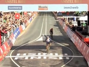 Remco Evenepoel trionfa all’Amstel Gold Race: allo sprint si prende la rivincita su Skjelmose
