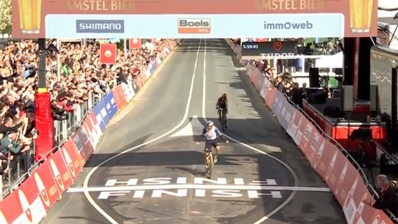 Remco Evenepoel trionfa all'Amstel Gold Race: allo sprint si prende la rivincita su Skjelmose