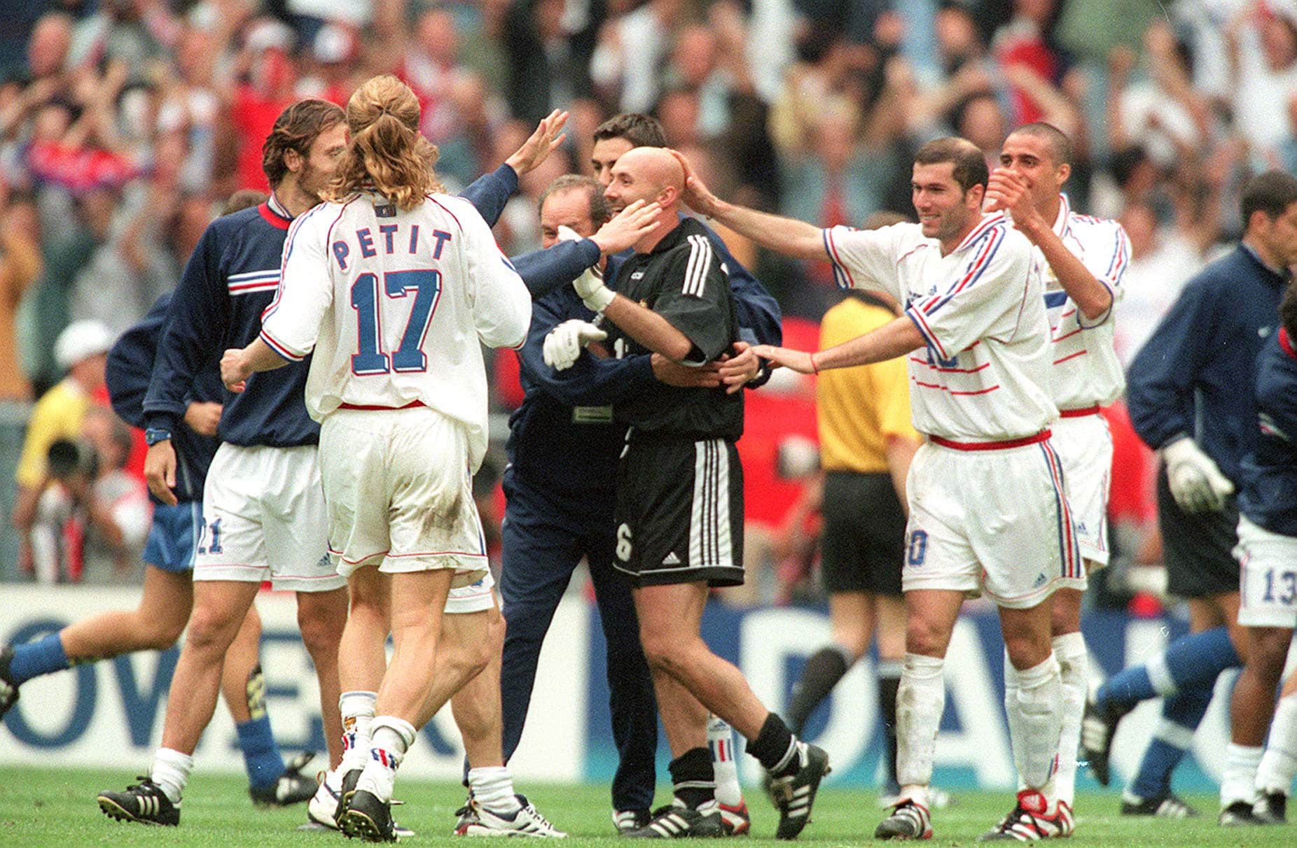 Fabien Barthez, festeggiato dai compagni nella Francia laureatasi Campione del Mondo nel 1998