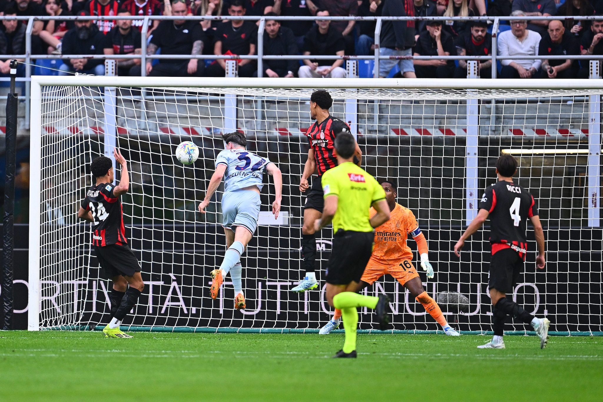 Il colpo di testa di Ekkelenkamp che dà il 2–0 all’Udinese sul Milan