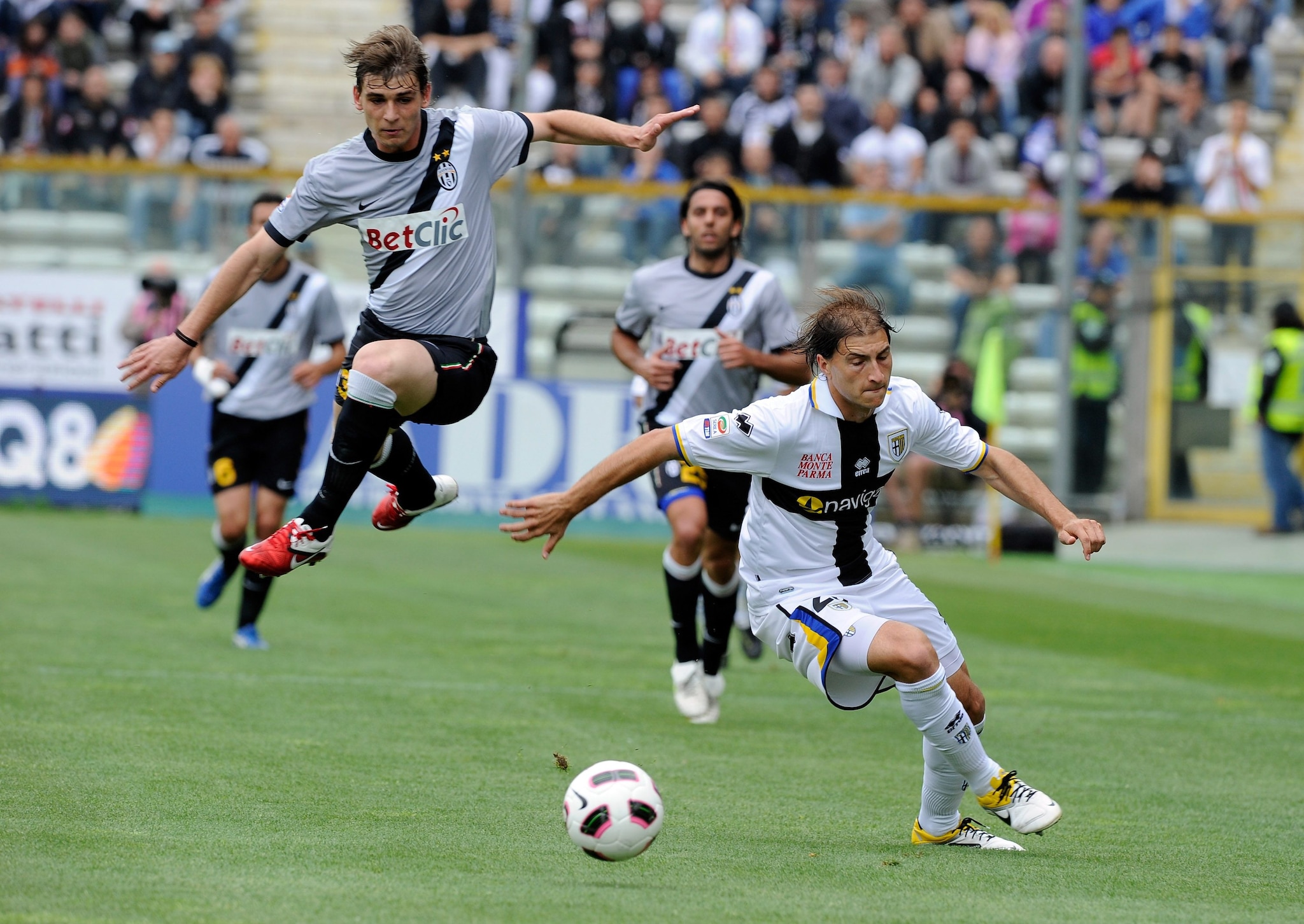 Giandonato contro Paletta in un Parma–Juventus.