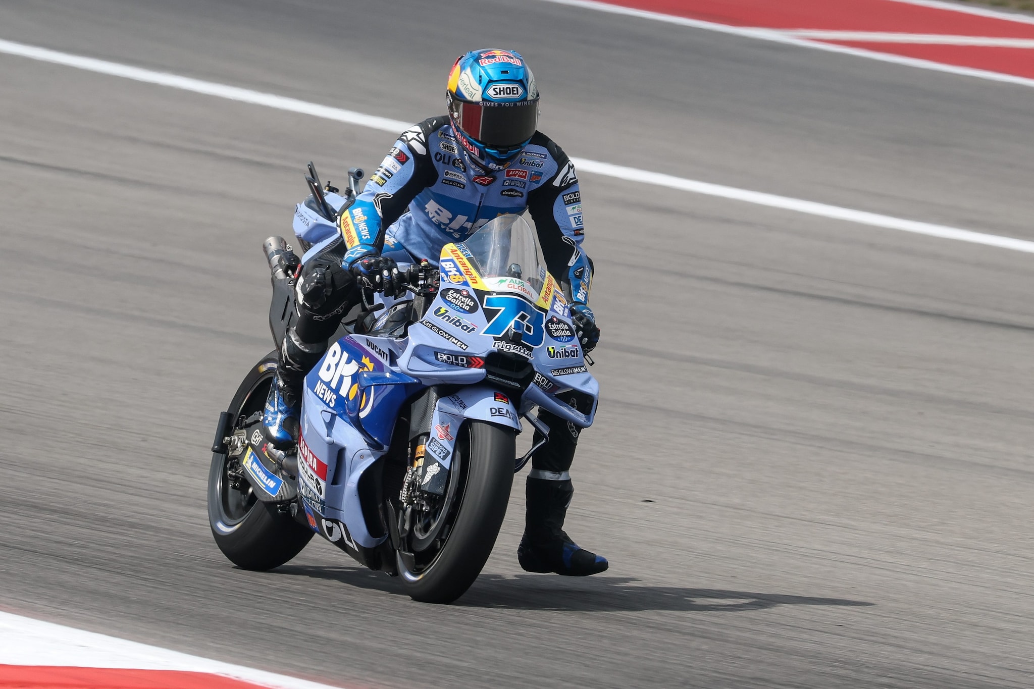Alex Marquez in sella alla sua moto.