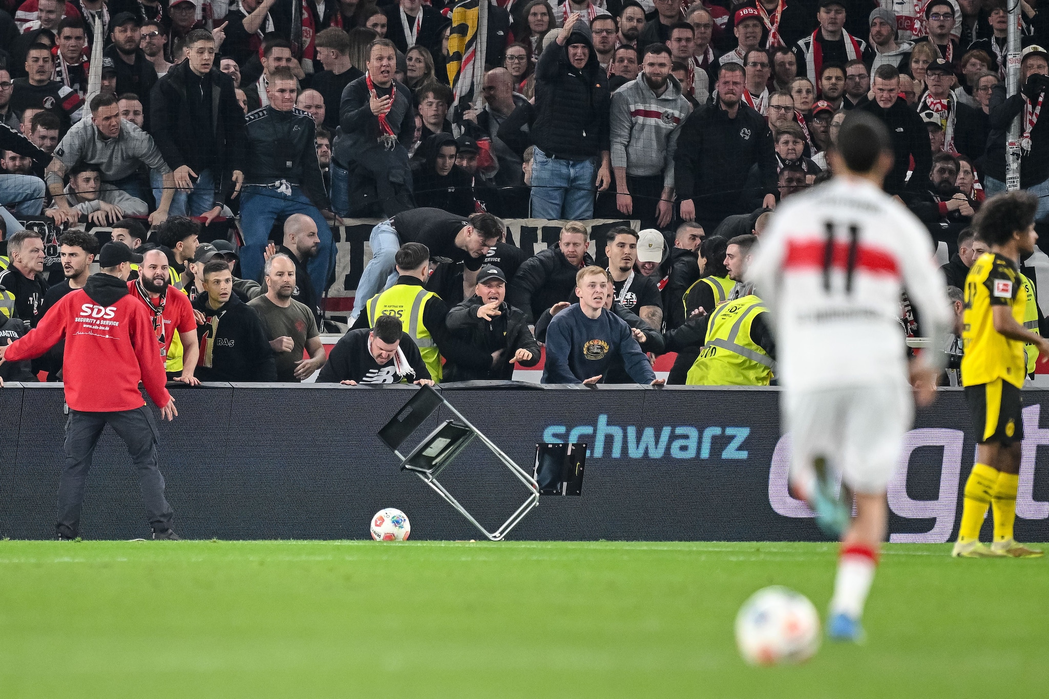 Il momento in cui i tifosi dello Stoccarda lanciano la sedia in campo.
