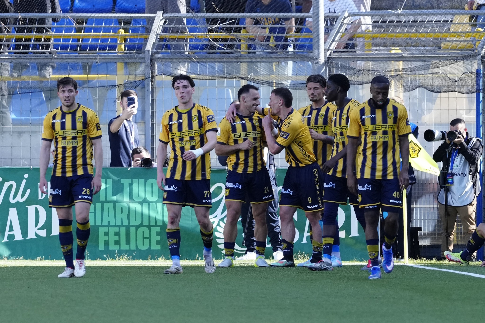 La Juve Stabia dopo aver segnato un gol.