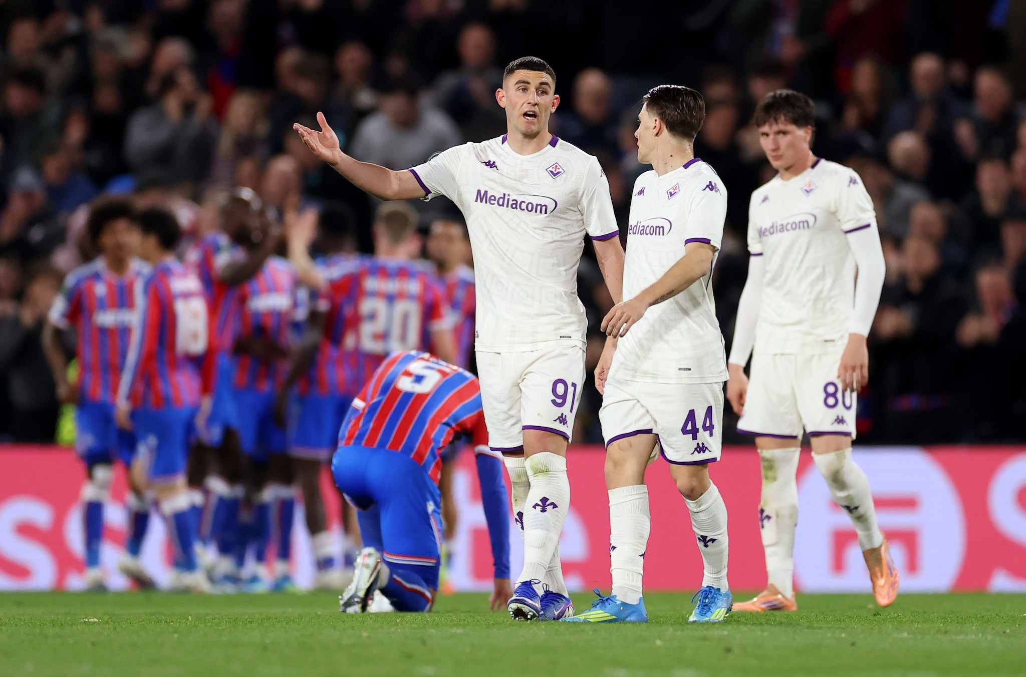 I giocatori della Fiorentina che discutono dopo il secondo gol subito.