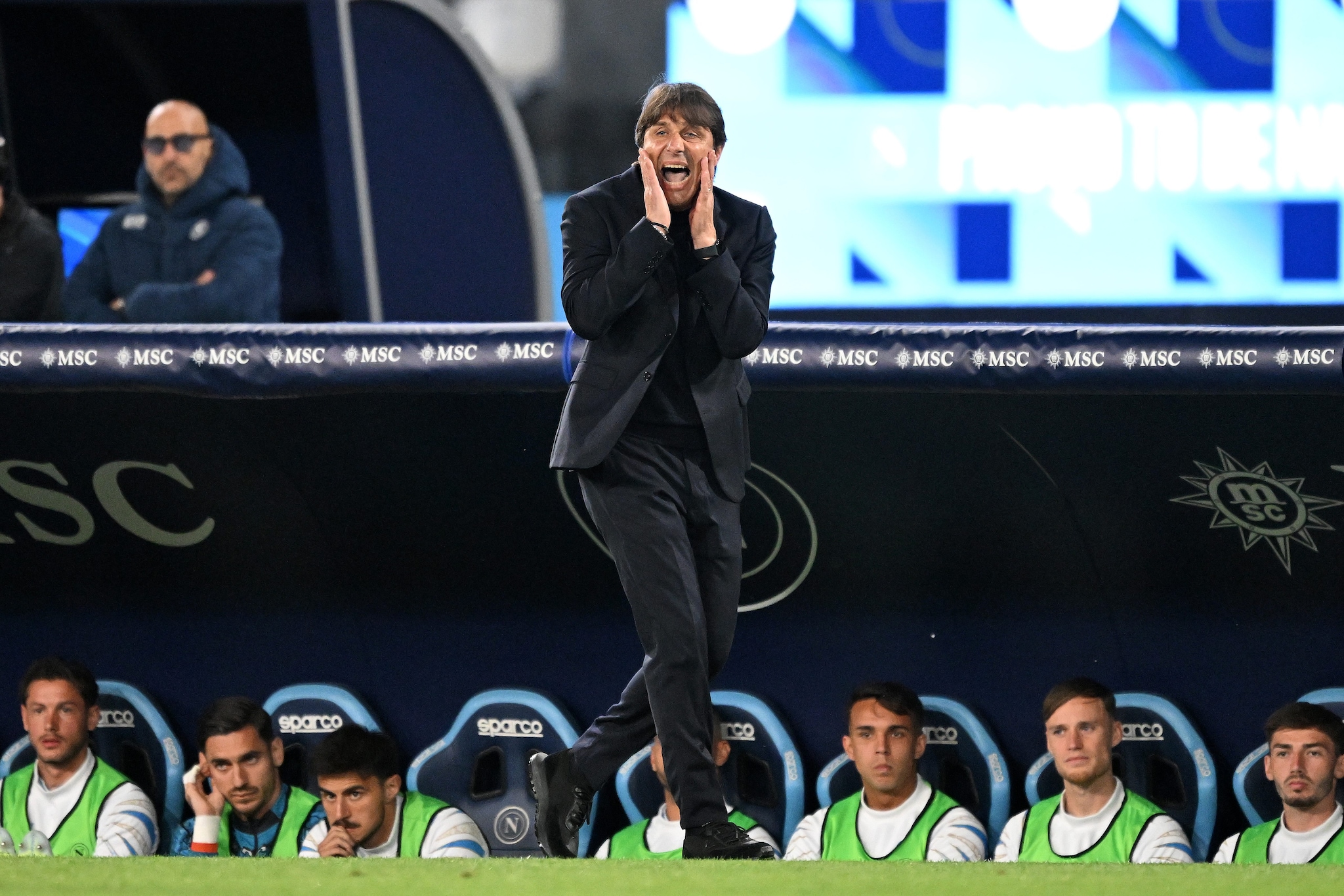 Conte sulla panchina del Napoli contro la Cremonese.