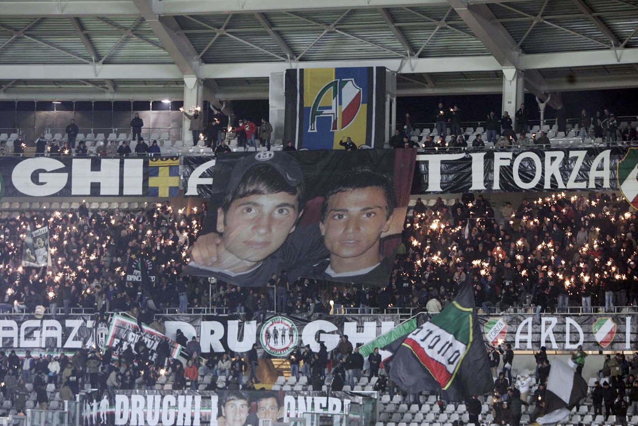 Lo striscione dei tifosi della Juventus per Neri e Ferramosca.
