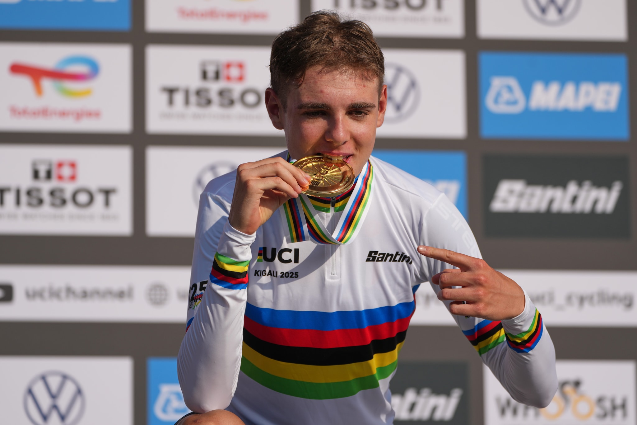 Lorenzo Finn festeggia la vittoria mondiale tra gli Juniores
