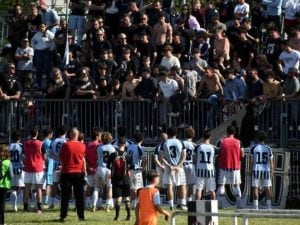 Eccellenza, i tifosi della Massese lanciano bombe davanti lo spogliatoio e prendono a cinghiate il capitano
