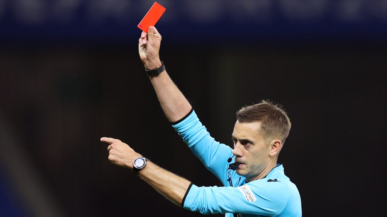 Nuova regola ai Mondiali 2026, cartellino rosso per chi si copre la bocca o abbandona il campo