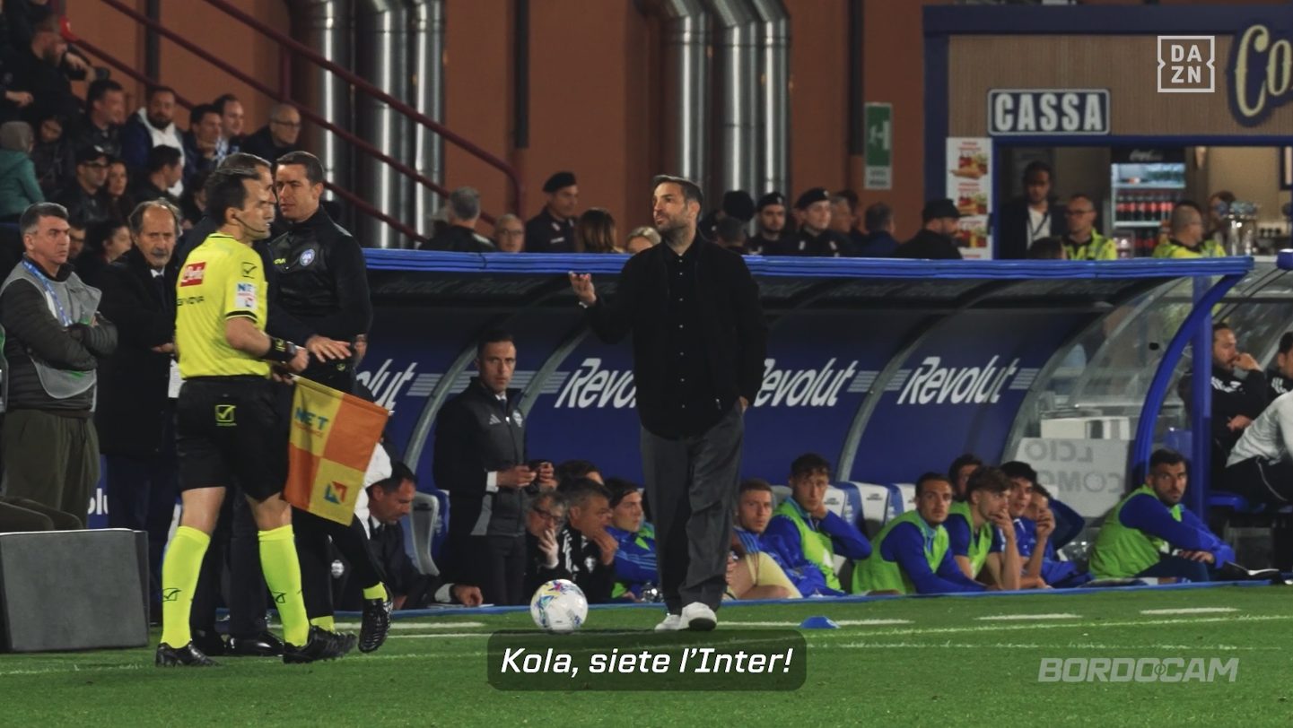 Il momento in cui Fabregas si avvicina alla panchina dell’Inter.