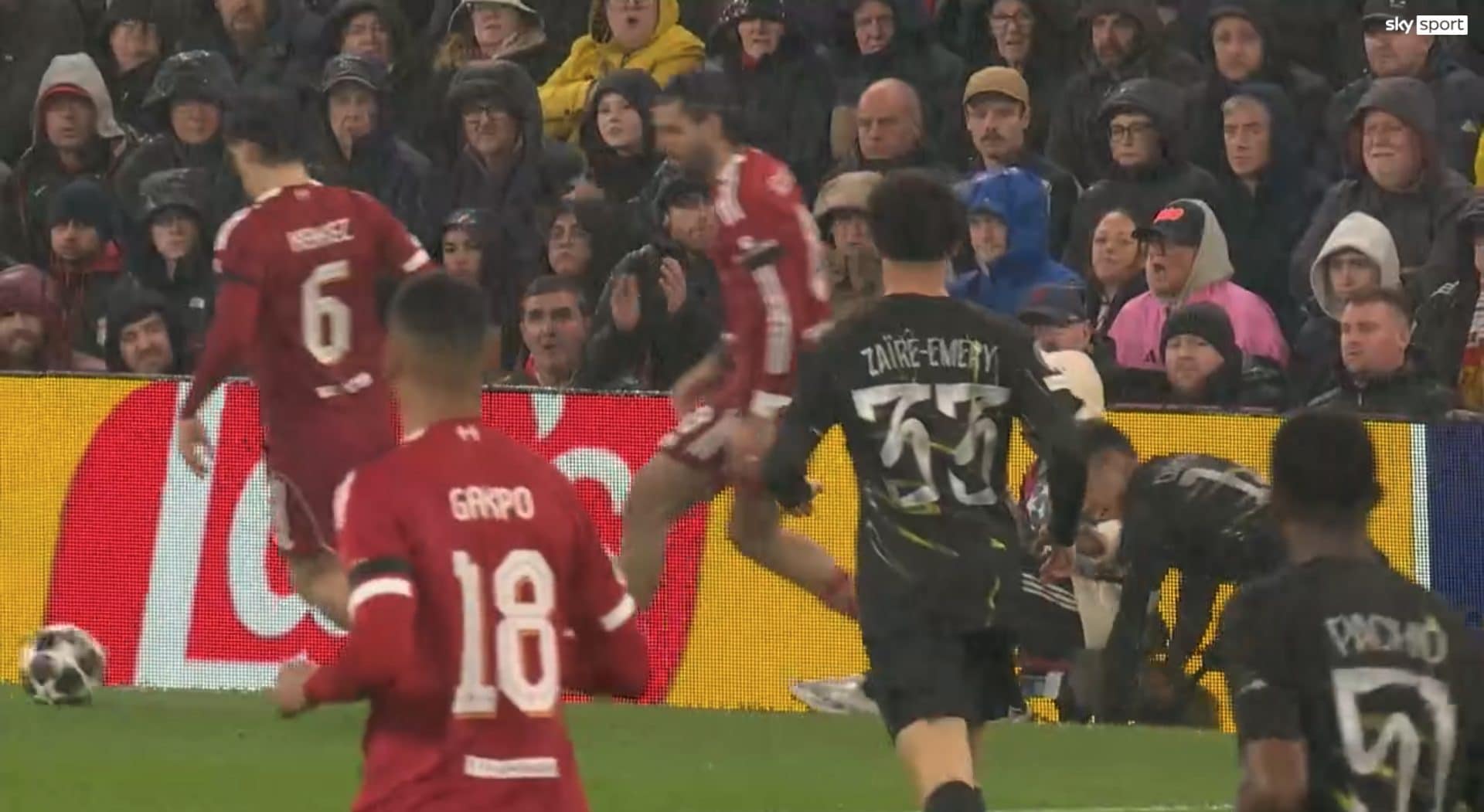 Il momento in cui Doue finisce contro il microfono.