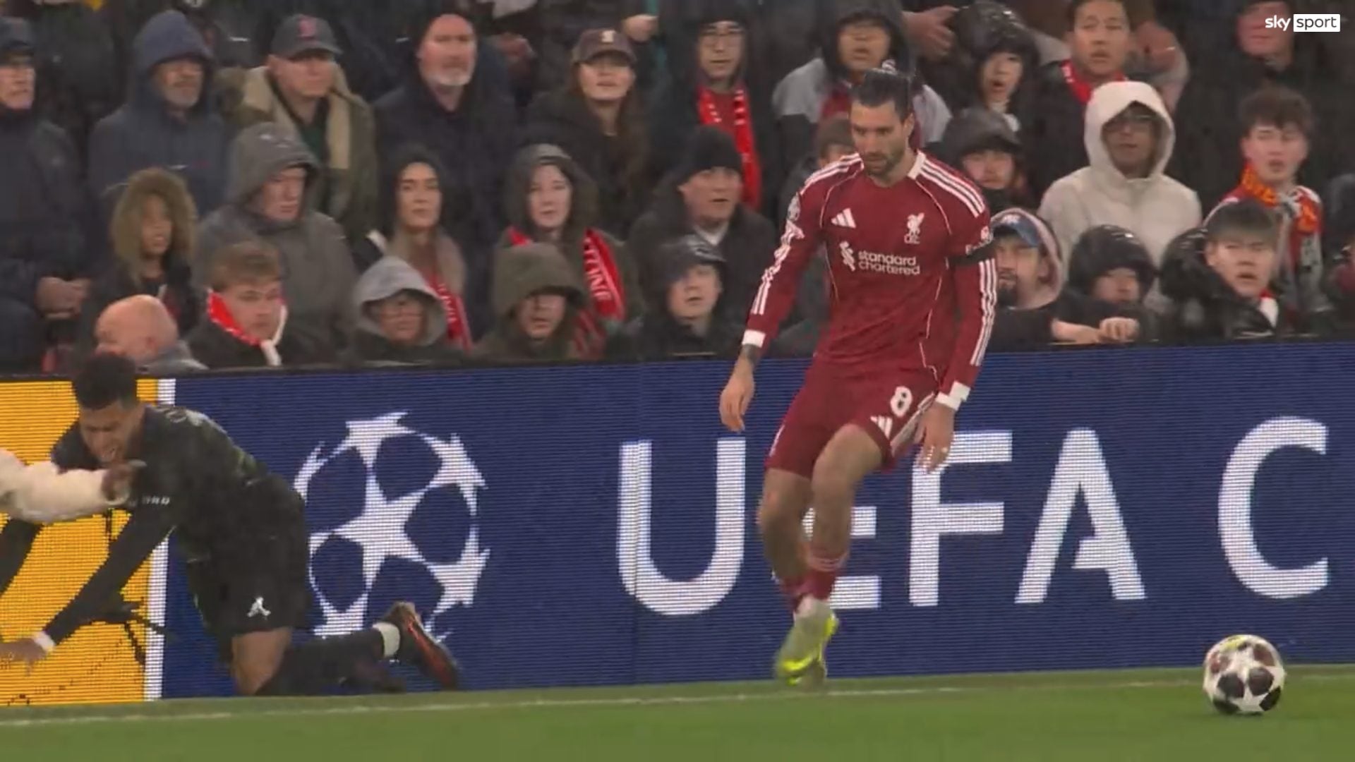 L’impatto di Doue contro il microfono.